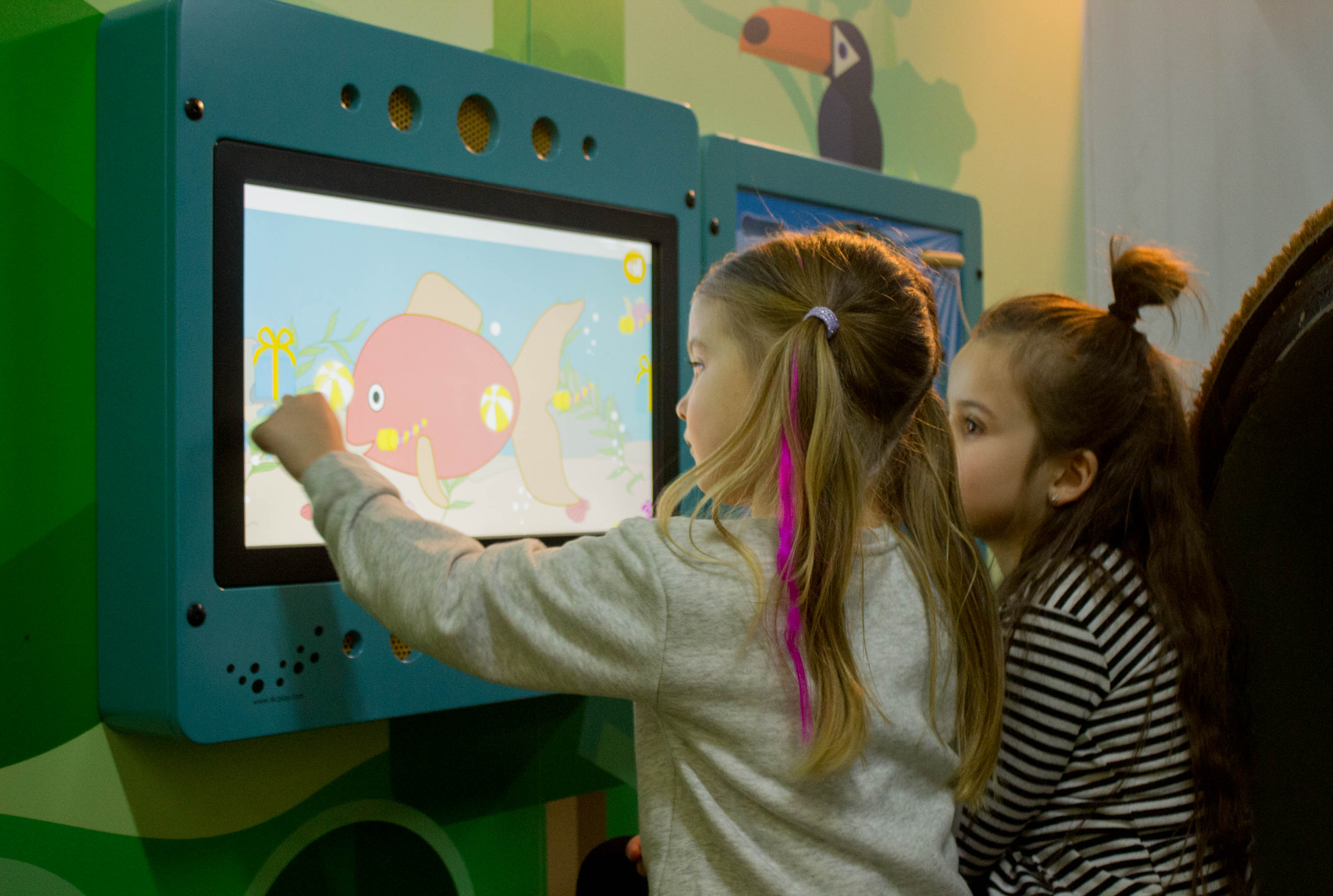 Twee kindjes spelen met de Delta 21 spelcomputer van IKC