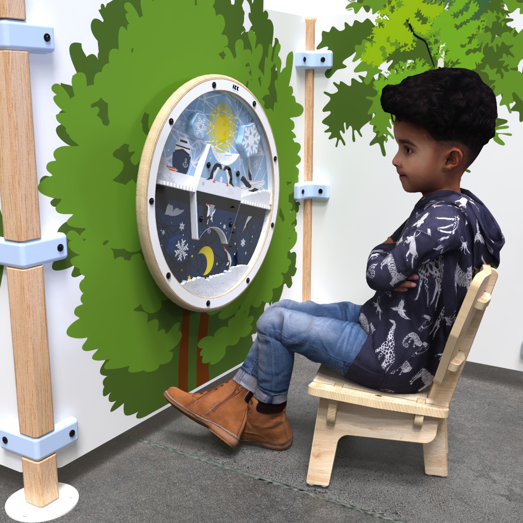 Op deze afbeelding ziet u een kind op de Buxus Lounge chair wood uit de kindermeubel collectie Buxus