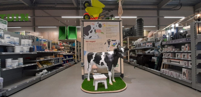 leerzaam speelconcept met een koe voor een tuin en dier winkel