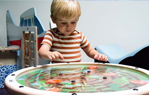 IKC Arctic Collection I Swinging Top Maze met spelend kindje in een kinderhoek