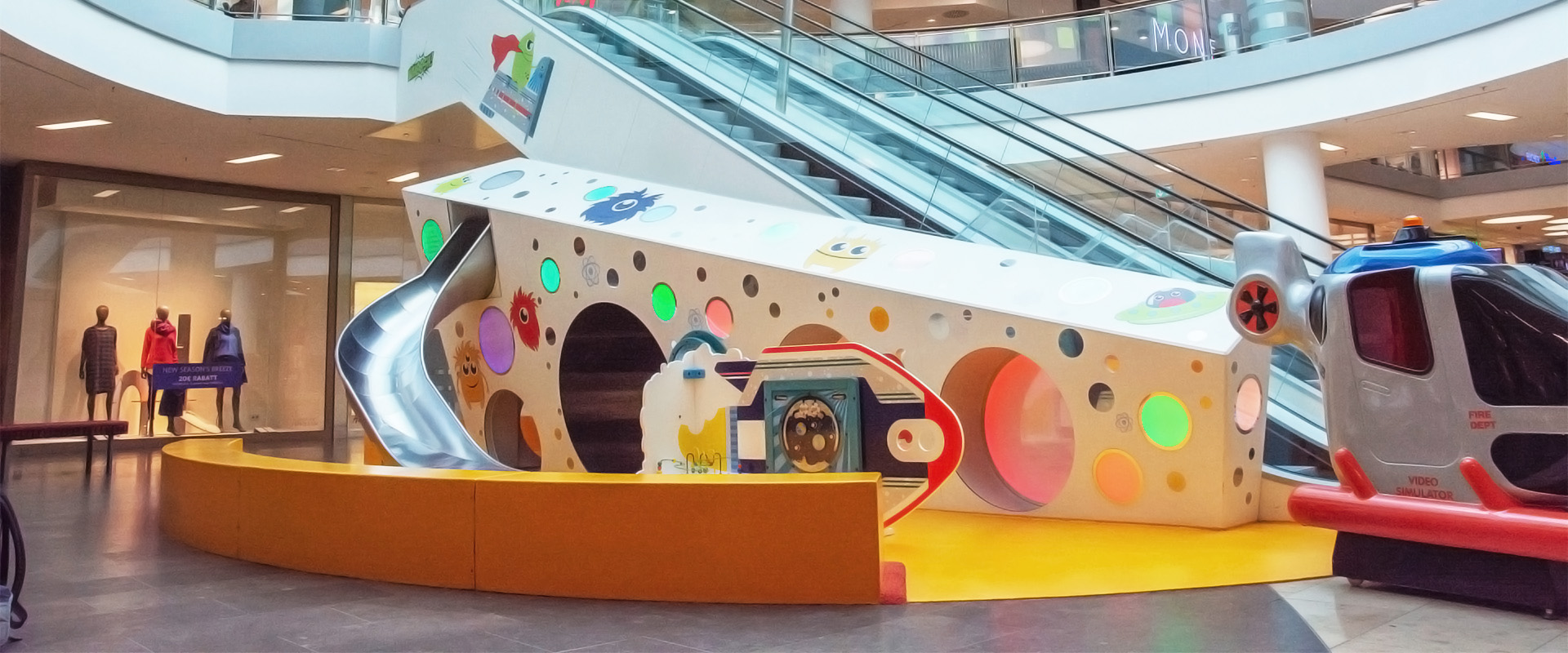IKC speelhoek met ruimte thema voor kinderen in winkelcentrum Rheinpark Center Neuss
