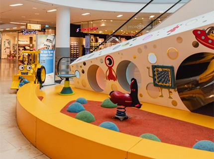 IKC speelhoek met ruimte thema voor kinderen in winkelcentrum Rheinpark Center Neuss