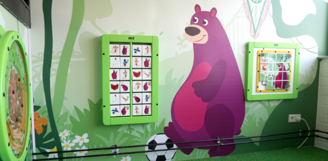 storyzoo kinderhoek wandspeelbord muurspel custom muurdesign voetbal