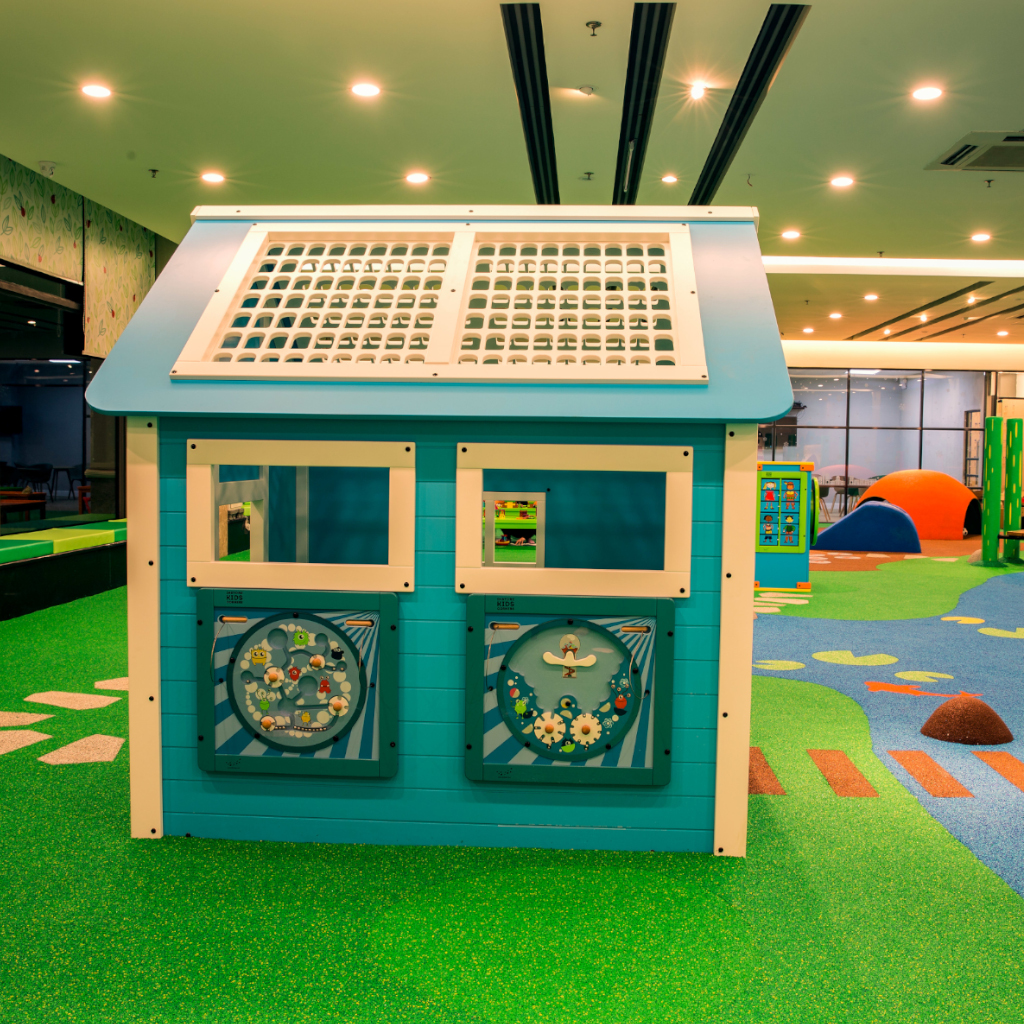 IKC speellandschap grote binnen speeltuin voor kindjes 