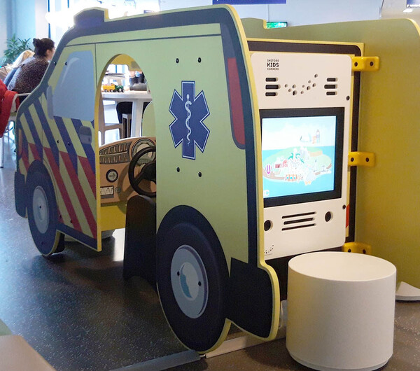 Op deze afbeelding staat een custom speelsysteem geplaatst in een wachtkamer van een ziekenhuis