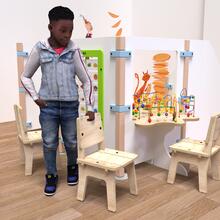 Op deze afbeelding ziet u een kind bij de Buxus Chair wood uit de kindermeubel collectie Buxus