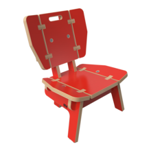 Rode houten loungestoel voor kinderen in de kinderhoek met rugleuning