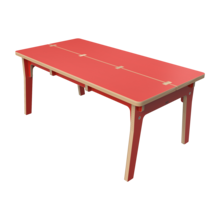 Rode houten tafel voor kinderen voor in een kinderhoek